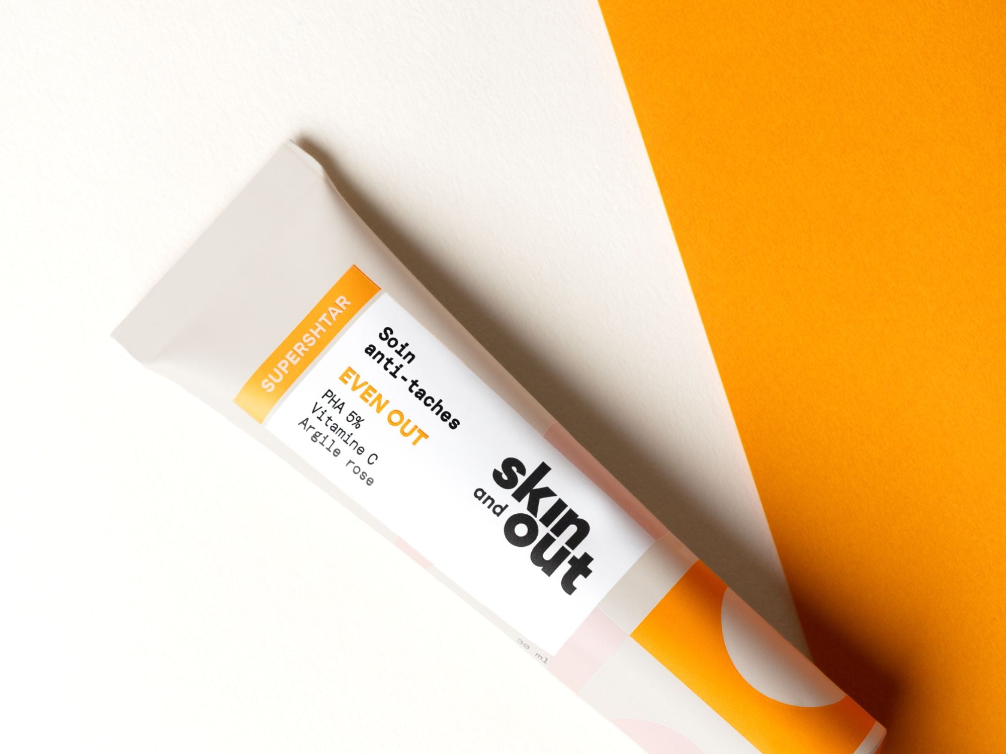 Les taches d’acné sont de petites marques brunes ou rouges qui restent sur la peau après que le bouton ait décidé de se calmer. Découvre comment les réduire !